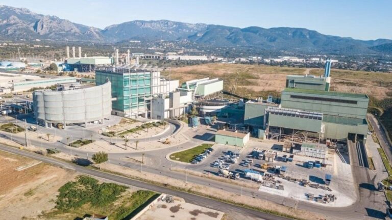 Planta de tratamiento de residuos en Mallorca con montañas al fondo
