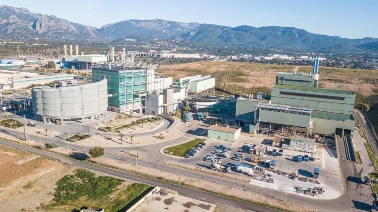 Planta de tratamiento de residuos en Mallorca con monta&ntilde;as al fondo