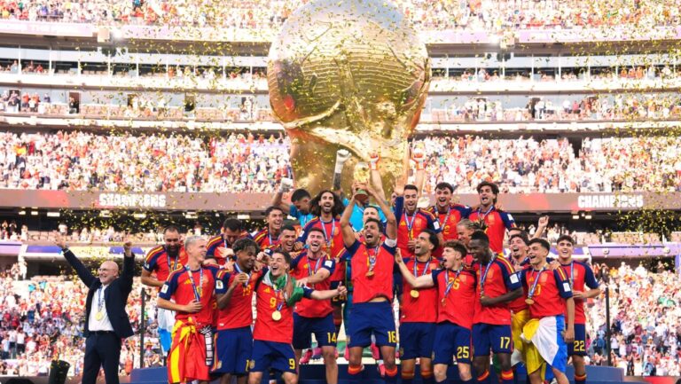 Jugadores de la selección española celebrando su victoria en el Mundial 2026