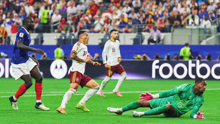 Pedro Porro anotando un gol en la semifinal del Mundial 2026 entre Espa&ntilde;a y Francia