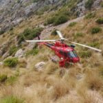 Helicóptero de rescate en un paisaje montañoso de Sóller