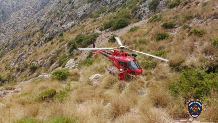 Helicóptero de rescate en un paisaje montañoso de Sóller
