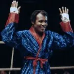 Jos&eacute; Legr&aacute;, campe&oacute;n del mundo de boxeo, en el ring saludando al p&uacute;blico.