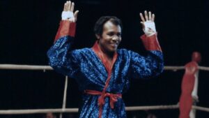 Jos&eacute; Legr&aacute;, campe&oacute;n del mundo de boxeo, en el ring saludando al p&uacute;blico.