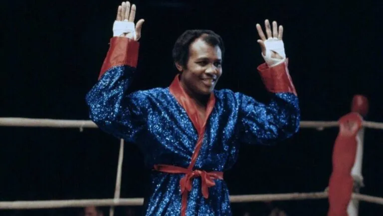 Jos&eacute; Legr&aacute;, campe&oacute;n del mundo de boxeo, en el ring saludando al p&uacute;blico.