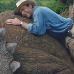 Sam Neill acariciando un dinosaurio en Parque Jurásico
