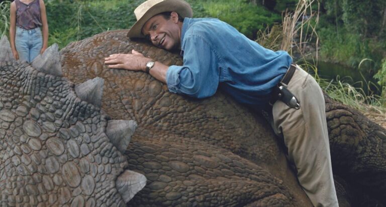 Sam Neill acariciando un dinosaurio en Parque Jurásico