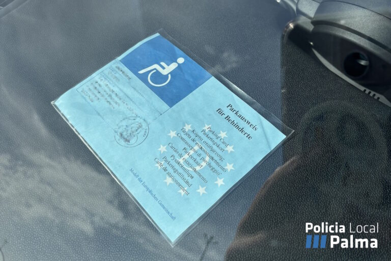 Tarjeta de aparcamiento para personas con movilidad reducida en un vehículo.