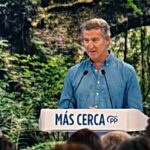 Feijóo hablando en un evento político con un fondo natural