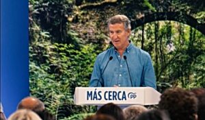 Feij&oacute;o hablando en un evento pol&iacute;tico con un fondo natural