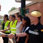 Felipe VI saludando a un miembro de los servicios de emergencia