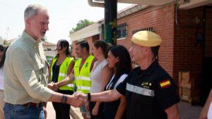Felipe VI saludando a un miembro de los servicios de emergencia