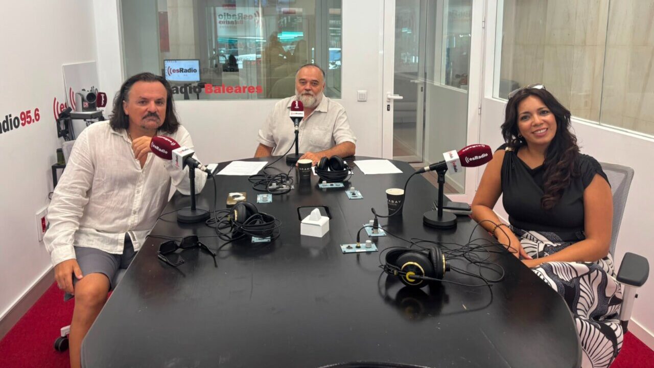 Entrevista en estudio de radio con Neivi Mart&iacute;nez y otros presentadores