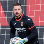 Arnau Tenas, portero del RCD Mallorca, en acci&oacute;n durante un partido.