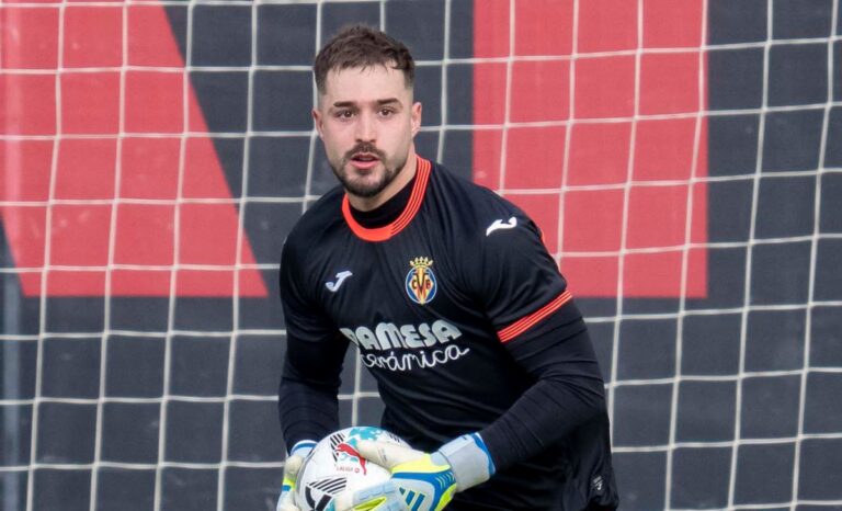 Arnau Tenas, portero del RCD Mallorca, en acci&oacute;n durante un partido.