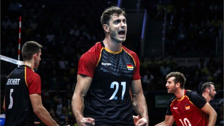 Tobias Krick celebrando un punto durante un partido de voleibol