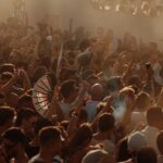 Multitud de personas disfrutando en una fiesta al aire libre en Ibiza