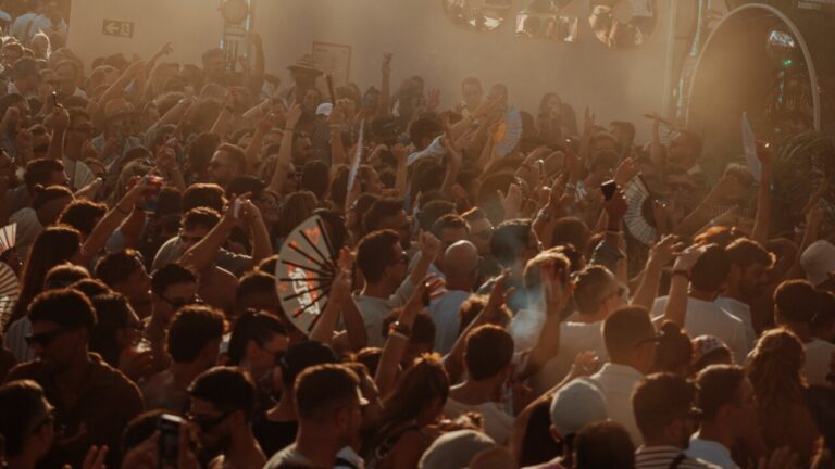 Multitud de personas disfrutando en una fiesta al aire libre en Ibiza