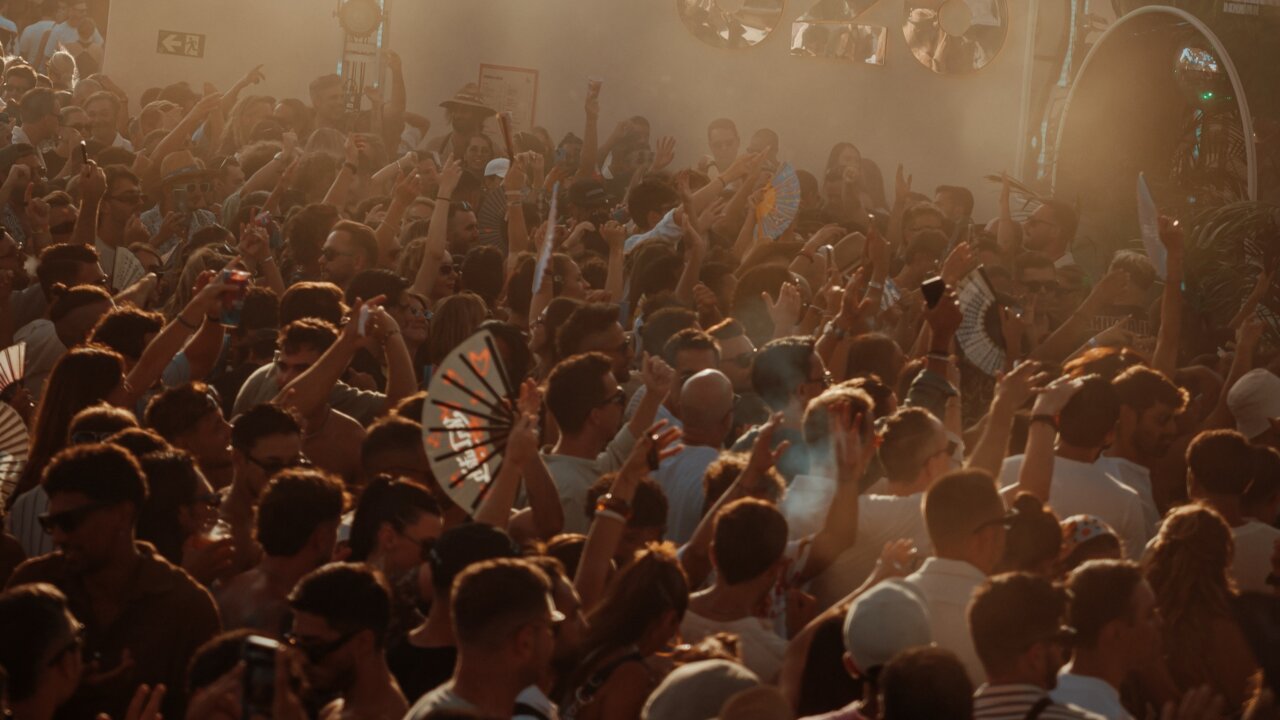 Multitud de personas disfrutando en una fiesta al aire libre en Ibiza