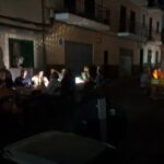 Vecinos compartiendo una cena a oscuras en Es Pil·larí