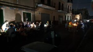 Vecinos compartiendo una cena a oscuras en Es Pil&middot;lar&iacute;