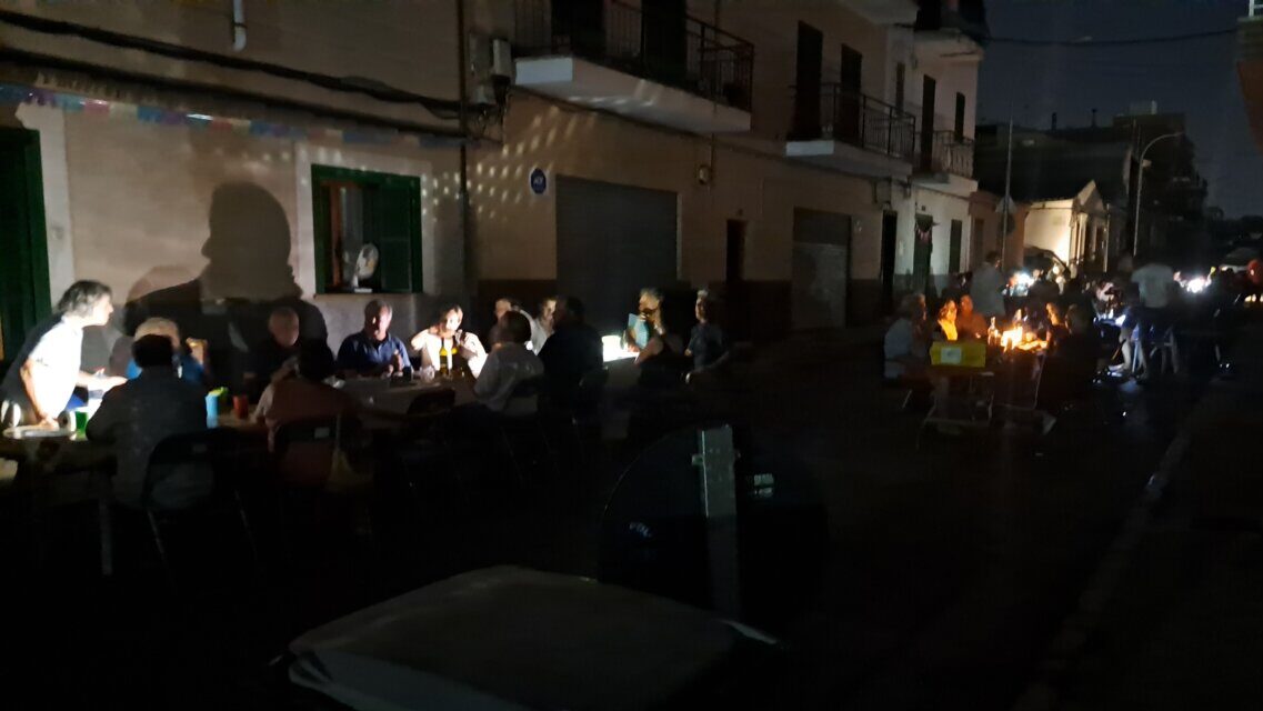 Vecinos compartiendo una cena a oscuras en Es Pil&middot;lar&iacute;
