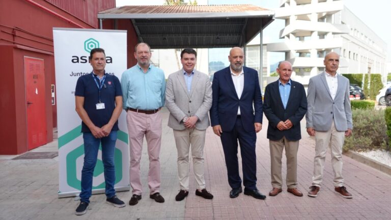 Grupo de personas firmando contrato en el antiguo parque de bomberos