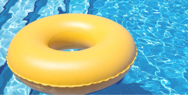 Flotador amarillo en una piscina azul, símbolo de seguridad acuática.