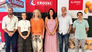 Grupo de autoridades en la presentación de productos locales en Baleares