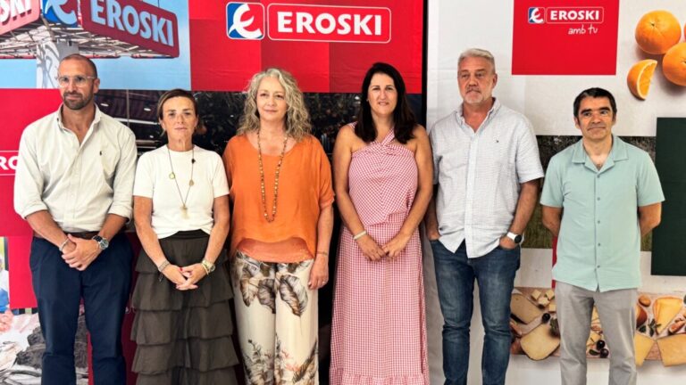 Grupo de autoridades en la presentación de productos locales en Baleares