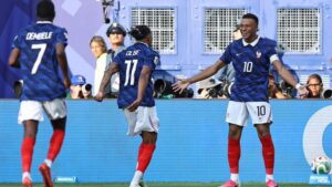 Kylian Mbapp&eacute; celebra un gol con sus compa&ntilde;eros de equipo en el Mundial 2026