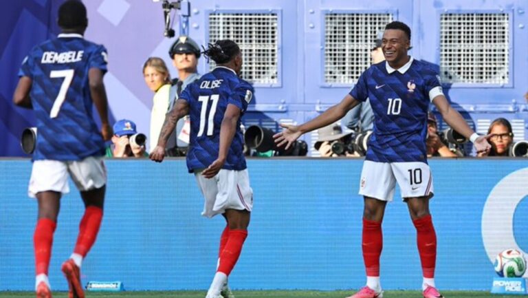Kylian Mbappé celebra un gol con sus compañeros de equipo en el Mundial 2026