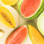 Variedad de frutas veraniegas como melón y sandía cortadas