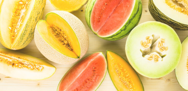 Variedad de frutas veraniegas como melón y sandía cortadas