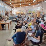 Reuni&oacute;n de la Fundaci&oacute;n Deixalles con participantes en un espacio de reutilizaci&oacute;n