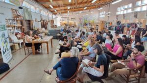 Reuni&oacute;n de la Fundaci&oacute;n Deixalles con participantes en un espacio de reutilizaci&oacute;n