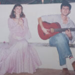 Gabriela Aysa y un guitarrista en un ambiente festivo