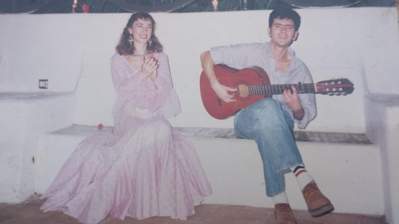 Gabriela Aysa y un guitarrista en un ambiente festivo