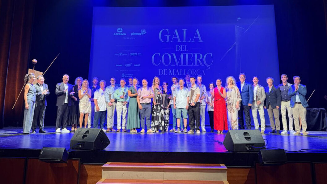 Imagen de la Gala del Comer&ccedil; de Mallorca con participantes en el escenario.