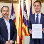 Llorenç Galmés y Óscar Puente sosteniendo una carta sobre el convenio de carreteras