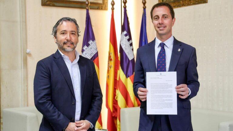 Lloren&ccedil; Galm&eacute;s y &Oacute;scar Puente sosteniendo una carta sobre el convenio de carreteras