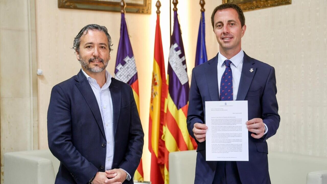 Lloren&ccedil; Galm&eacute;s y &Oacute;scar Puente sosteniendo una carta sobre el convenio de carreteras