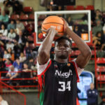 Garmine Kande lanzando una pelota de baloncesto en un partido