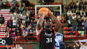 Garmine Kande lanzando una pelota de baloncesto en un partido
