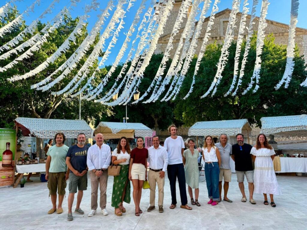 Participantes en la GastroSerra de Mancor de la Vall con productos locales.
