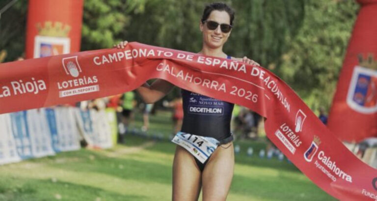 Gemma Valentina Llabr&eacute;s celebrando su victoria en el Campeonato de Espa&ntilde;a de Acuatl&oacute;n