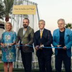 Inauguración de Hacienda del Mar con varios asistentes y decoración mediterránea.