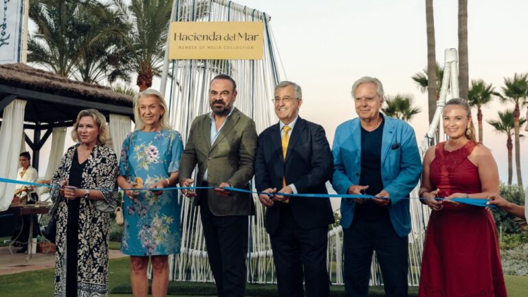 Inauguración de Hacienda del Mar con varios asistentes y decoración mediterránea.