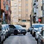 Calle en Son Cotoner con coches estacionados y un vehículo en movimiento