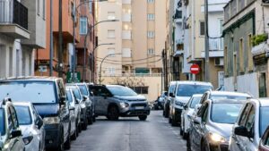 Calle en Son Cotoner con coches estacionados y un veh&iacute;culo en movimiento